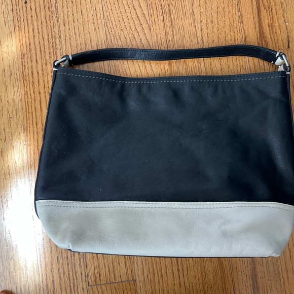 Coach Spectator Bag Black and White Shoulder Bag with Classic Design - Picture 3 of 5
